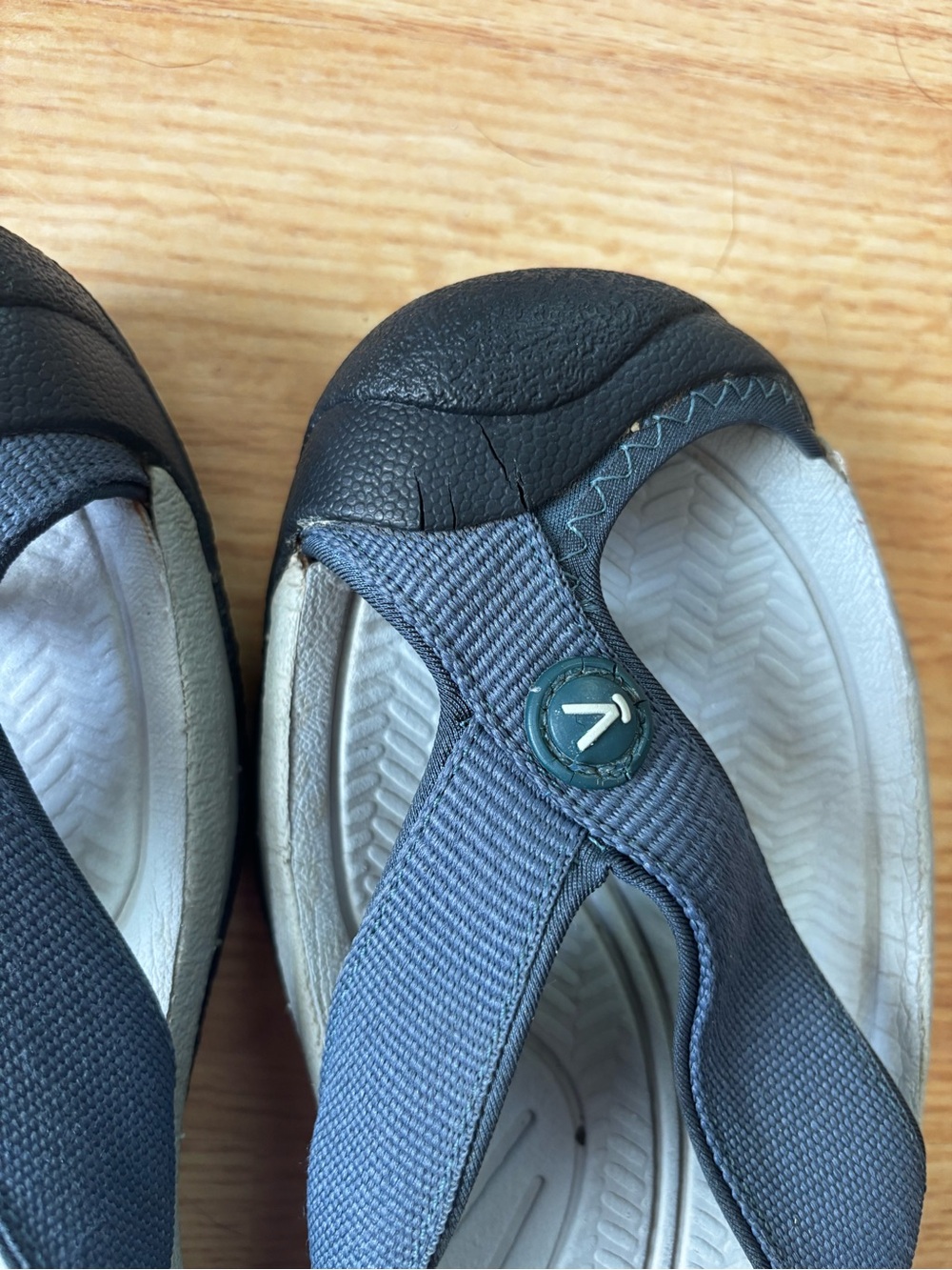 Keen Waimea flip flops toe cover navy women’s 8 beach pool camping summer - Picture 2 of 5